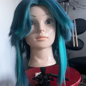 Xiao peruk  - Använd ca 3 gånger? Den är grönare än på bilderna Klippt Men fortfarande ganska lång Från amazon