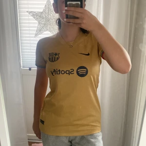 barcelona tröja guld - tröjan är helt oanvänd, storlek M och sitter fint mot kroppen