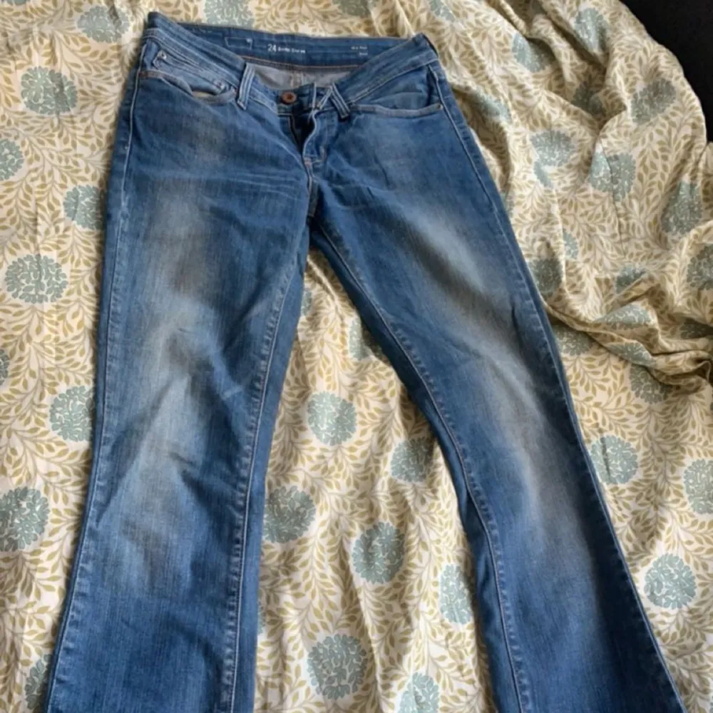 Ett par jeans som tyvärr inte kommer till användning längre. De är lågmidjade och utsvängda i storlek 34. Innebenslängden är ungefär 84cm och midjemåttet är ungefär 30cm! Pris kan diskuteras!! Skriv för fler och bättre bilder!! ☺️. Jeans & Byxor.