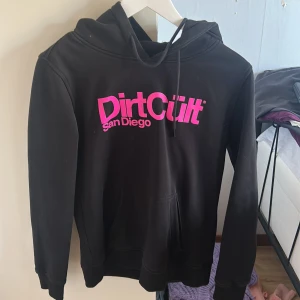 Dirtcult Hoodie - Säljer den här hoodien då jag inte använder den alls, utan den har legat i garderoben och tagit plats. Den är i nästan nyskick och inte söndertvättad.  Den är i storlek L, men är väldigt liten i storleken. 🩷😊