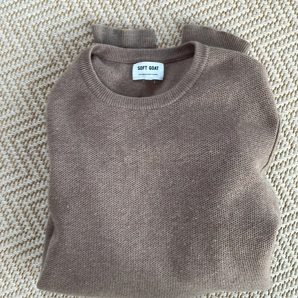 Knappt använda, Fräsch laidback softgoat tröja i 100% cashmere i Size L men passa från m, Skick 10/10. Tröjor & Koftor.