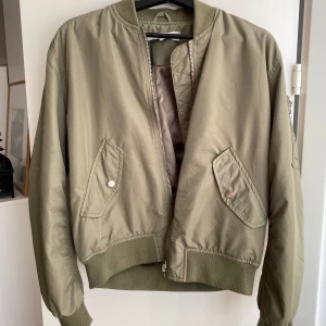 Bomberjacka xs - Supercool vårjacka i jättebra kvalitet. Köpt från Urban outfitters från början