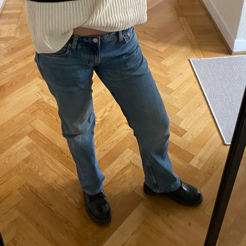 Lågmidjade Weekday jeans storlek w29l34 Jag är 177. Jeans & Byxor.