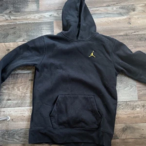Jordan hoodie  - OBS!!: INTE TVÄTTAD PÅ BILDEN MEN SKA TVÄTTAS SÅKLART!!  Säljer en hoodie från Jordan stolek TROR 164-170 men inte helt säker.