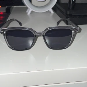 Gråa Solglasögon  - Ett par tvär feta solglasögon till sommaren i färg grå. Helt oanvända och är väldigt sköna. Liknande som chimis. Ett allternativ om man inte vill betala 1200kr🙃🙂🙂