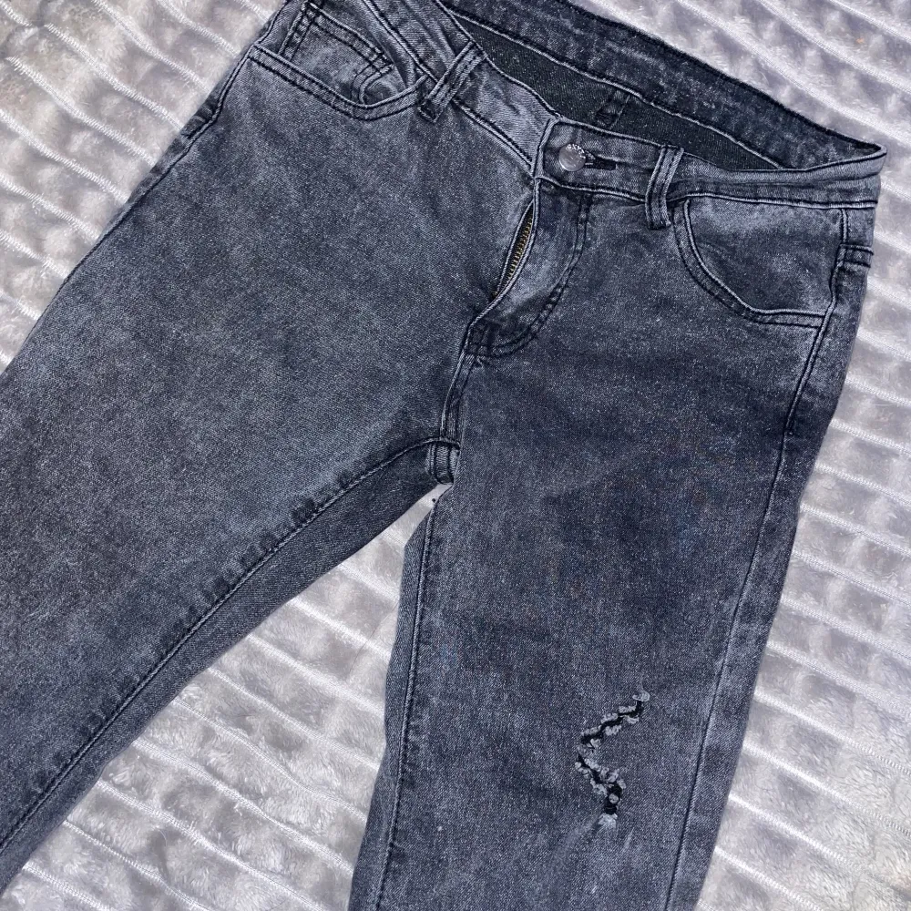 Fina jeans från shein säljer då jag aldrig använder dom, den enda som har använt dom är min kompis typ kanske 3ggr köpte för 250kr säljer för 150.  Storlek xs/s skriv privat för fler bilder🥰. Jeans & Byxor.