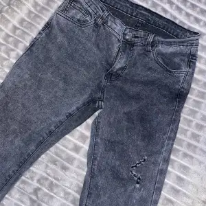Fina jeans från shein säljer då jag aldrig använder dom, den enda som har använt dom är min kompis typ kanske 3ggr köpte för 250kr säljer för 150.  Storlek xs/s skriv privat för fler bilder🥰