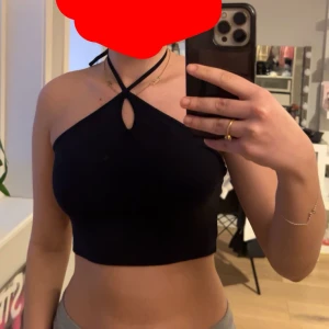 Zara linne - Linne från zara med knyt i nacken. Använt 2 gånger. Den är i stl M men passar mig som har xs/s