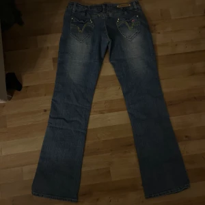 Jätte söta lågmidjade bootcut jeans - Jätte fina jeans💘 säljer dem då jag inte får användning av dem. Midjemått rakt över: 40 cm. De är i bra skick💗skriv om ni har fler frågor❤️