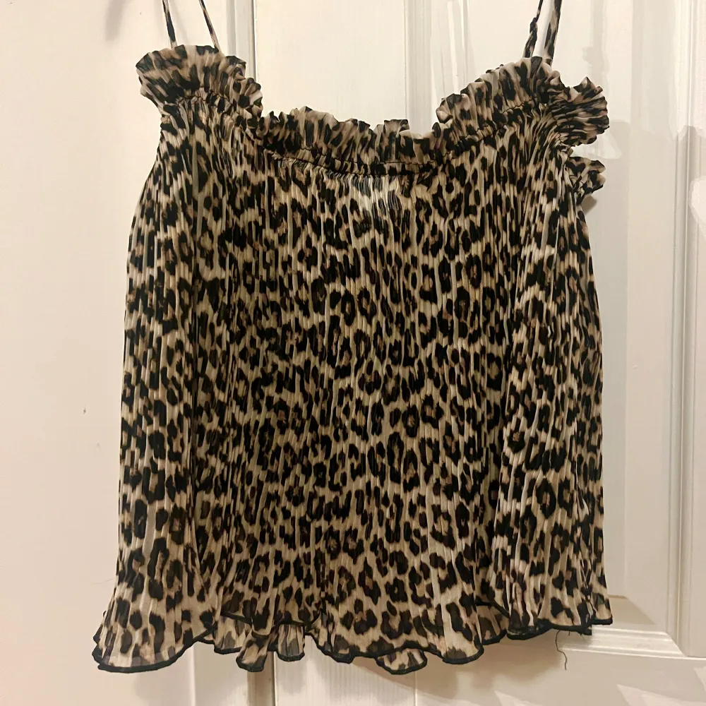 Ett fint leopard linne med volang, använt en gång 🐆 . Toppar.