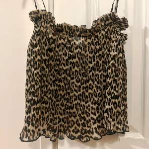 Ett fint leopard linne med volang, använt en gång 🐆 