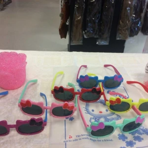 Hello Kitty Barn Solglasögonens  - Helt ny , passa 3-5 år  55kr/st