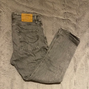 Jack & Jones - Ett par Snygga Jack & Jones byxor i storlek W 30 L 30 dem är i väldigt bra skit det finns inga synliga defekter. Priset kan diskuteras.