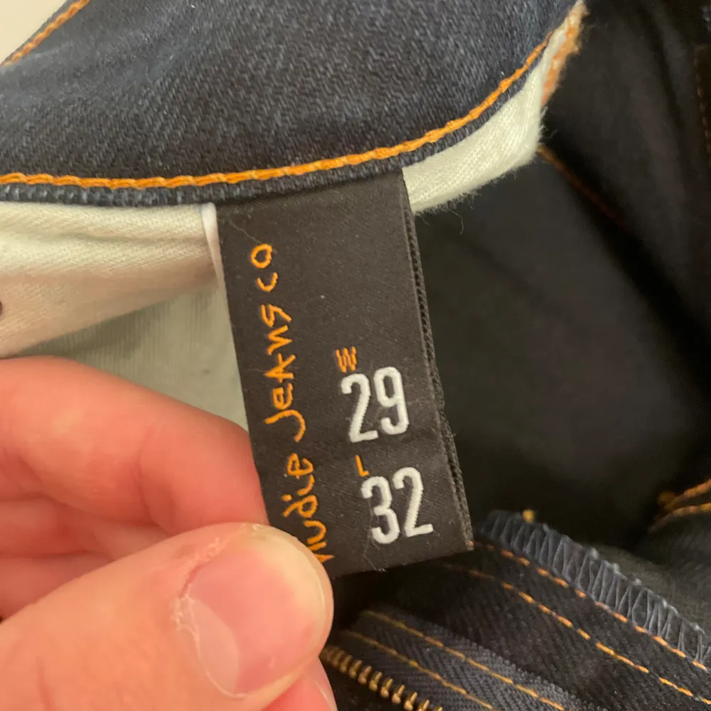 Hej, säljer nu dessa sjukt snygga nudie jeans i nyskick och storlek 29x32. Nypris: 1599kr, vårt pris: 349 kr. Om du har några frågor eller funderingar hör gärna av dig😃🤩. Jeans & Byxor.