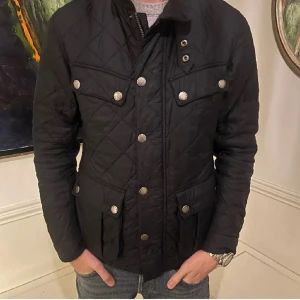 Barbour Jacka - En tunn vår jacka från Barbour, Jackan har varit ute på LuxuryStore Färg: 🔵 Storlek: xs/s Skick: 9/10 Inga defekter/flaws, mer info i dm😄