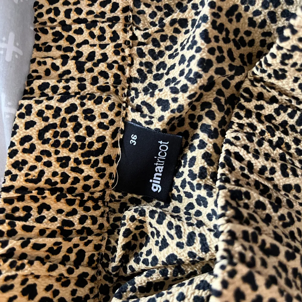 Snygg leopard kjol från Gina tricot, jag har vikt upp den på bilden men den kan även vara lite längre⭐️såå nice i sommar. Kjolar.