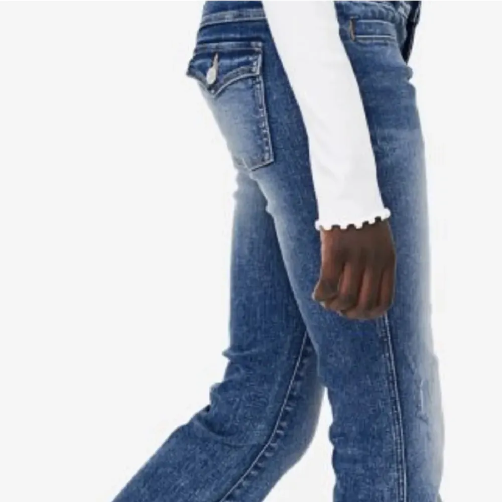 Blåa bootcut jeans med snygga fickor på bak sidan. Har använt 2 gånger men säljer pga den är för lång för mig❤️. Jeans & Byxor.