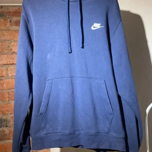 Nike hoodie mörkblå - Snygg Nike hoddie i nyskick (Kan gå ner i pris vid snabb affär)