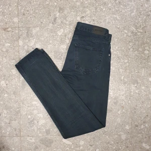 Weekday Sunday Jeans - Säljer ett par weekday sunday jeans för ett otroligt bra pris|| färg midnight blue || skick: 9/10 || hör av dig med frågor! ||