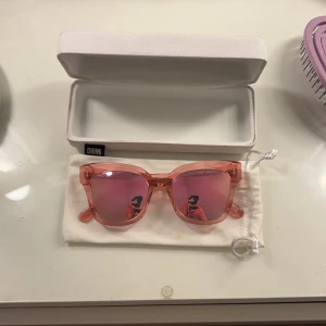 Rosa Chimi solglasögon  - Rosa chimi glasögon i storlek 06 i färg guava. Såå fina och knappt använda. Kontakta via intresse eller köp 😋