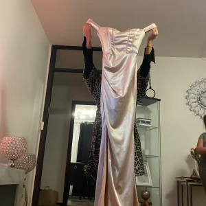 Lång kläning satin  - Fin för bal och bröllop  Med slits 