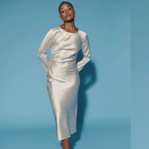 Gina satin klänning - Söker denna klänning från Gina tricot. Alla färger är av intresse (svart, grön, beige, rosa). Behöver troligtvis storlek 40, men även 38/42 är av intresse. Bara att höra av sig❤️❤️