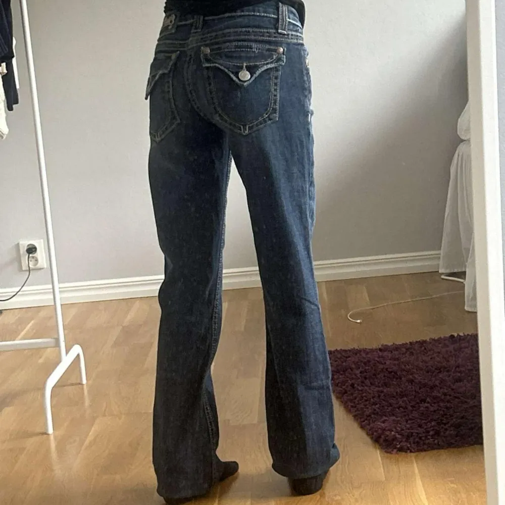 Väldigt fina Miss Me bootcut jeans! Byxorna är i mycket gott skick och har ett unikt vintage utseende💕Måtten är 36 cm över midjan och 81 cm i innerbensmått. Frågor och funderingar välkomnas😇.  31. Jeans & Byxor.