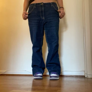 Baggy jeans - Feta baggy jeans, dom är även låg midjade. Är 160cm :)