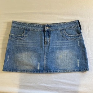 lågmidjad jeanskjol💕 - midja 46 cm o längd 33 cm både fram o bak! förstor för mig så tar inte bilder på tyvärr. Svaga gula fläckar som syns bäst på sista bilden går säkert att behandla men inte testat pga förstor som sagt💅
