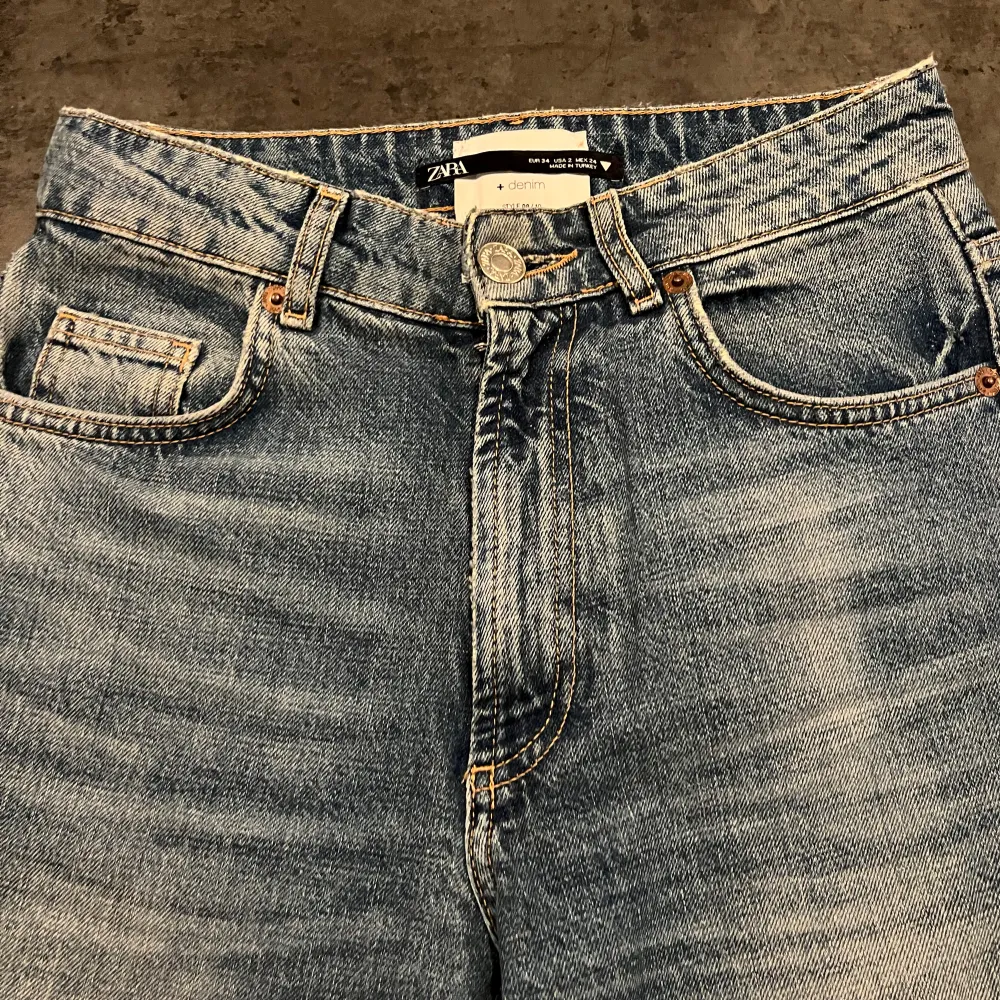 Säljer dessa jeans från zara. Använda 2 gånger och är alltså i jätte bra skick. Storlek 34. Skriv om du har frågor🩷. Jeans & Byxor.