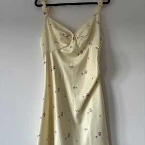 Klänning Adoore - Gul klänning från Adoore i nyskick, använd en gång. Storlek 41, ganska liten i storleken så passar en 40. 66 cm i sidosömmen. Nypris: 1295kr