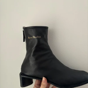 Acne Bertine Boots - Bertine Boots från Acne Studios. Sparsamt använda, normal i passform. Väl omhändertagna, rök och-djurfritt hem.  Nypris: 4500kr