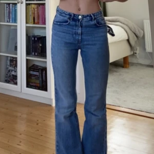 Bootcut jeans - Mid waist bootcut jeans från stradivarius. Strl 34 Säljer dessa jeans då dem ej kommer till användning, perfekta i längden enligt mig, är 170cm Skriv till mig för mer information💗