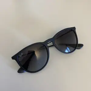 Ray-Ban solglasögon i modellen ”Erika” Nypris: 1200kr