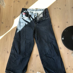 Jaded London ”comet collossus jeans  - Väldigt bra skick  Köpta på Jaded London för 1350kr Återigen stora i storlek men passar bra som baggy jeans.