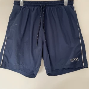 Hugoboss badshorts  - Hugo boss badshorts som har använts, små märken på shortsen men inte så synliga, skriv för mer info,bilder 