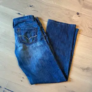 Mycket fina jeans som jag köpte secondhand på Vinted men säljer vidare då de är för långa för mig. Vet ej vilket märke de är gjorda av. Skriv gärna om du vill veta måtten :))