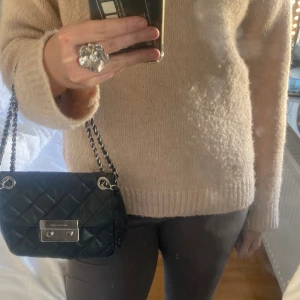 Michael kors väska - Jättesnygg Michael kors väska med justerbara band. Är ganska gammal och har används ganska mycket som syns på sista bilden men också på banden där silvret har rostat lite men inget som man tänker på❤️