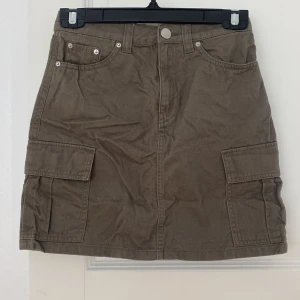 Cargo kjol - Från H&M strl 32 men passar en 34 också. Färgen är som på sista bilden. Helt i nyskick men är ostrykt på bilderna😅 kjolen har öglor så man kan ha skärp. Skriv vid frågor/fler bilder, pris kan diskuteras❤️