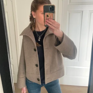 Beige kappa  - Skit snygg beige kappa, stl XS men sitter som en S skulle jag säga💞💞 perfekt nu till våren!! säljs pga att den inte kommer till användning längre.