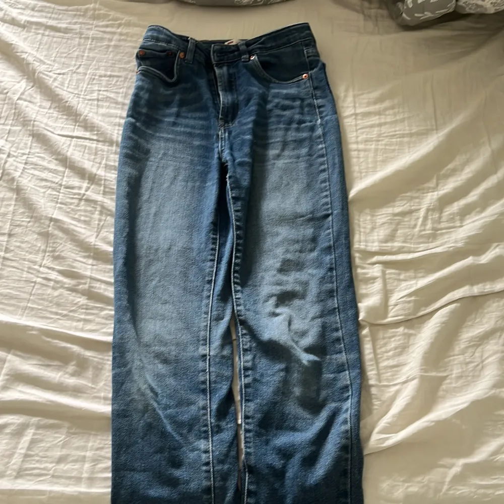 Säljer nu mina fina Levi’s jeans i storlek 152 med mörkblå färg  Originalpriset är 500kr  PSST! Kolla in min profil för ännu fler kläder och annat till salu. Jeans & Byxor.