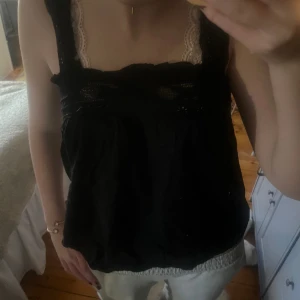 &other stories linne - Köpt i Köpenhamn för 490kr i höstas💓 Använder den aldrig och försöker rensa min garderob😇Är i nyskick och passar storlek S lika bra💓Skriv om fler frågor!!