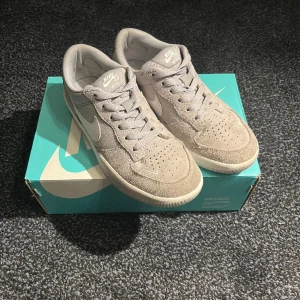 NIKE SB FORCE 58 - 🟦 Säljer ett par NIKE SB köpta från zalando för 849 kr. Skick: 9/10 då de enda skavankerna är smuts. Priset är inte hugget i sten. Hör av er för frågor eller mer bilder. 🟦       Kvitto finns✅