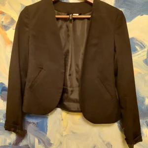SVART BLAZER - Svart blazer från h&m. Super fint skick och säljer eftersom den blir för små för mig! För flera frågor eller bilder, skriv 💞