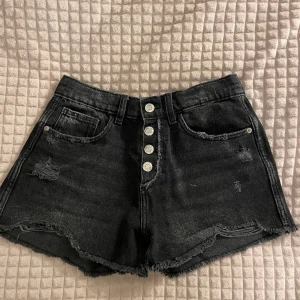Low waist jeans shorts  - Jätte snygga shorts ifrån zara! Använda ca 2 ggr och säljer pågrund av att dem inte kommer till användning. Pris går att diskuteras!
