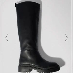 Stövlar NAKD - Säljer mina stövlar i storlek 40 passar även 39. Säljer pga ja vill köpa andra stövlar. Köptes för 800kr säljer för 400. Använda två gånger 