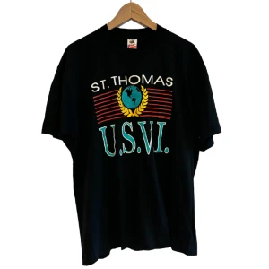 Vintage 80s t-shirt - Vintage 80s t-shirt i nyskick. Tvär fet tisha som är köpt i USA tidigt 80tal men har legat i en garderob sedan dess och har aldrig blivit använd. Tvärfet som passar perfekt till ett par jeans. 