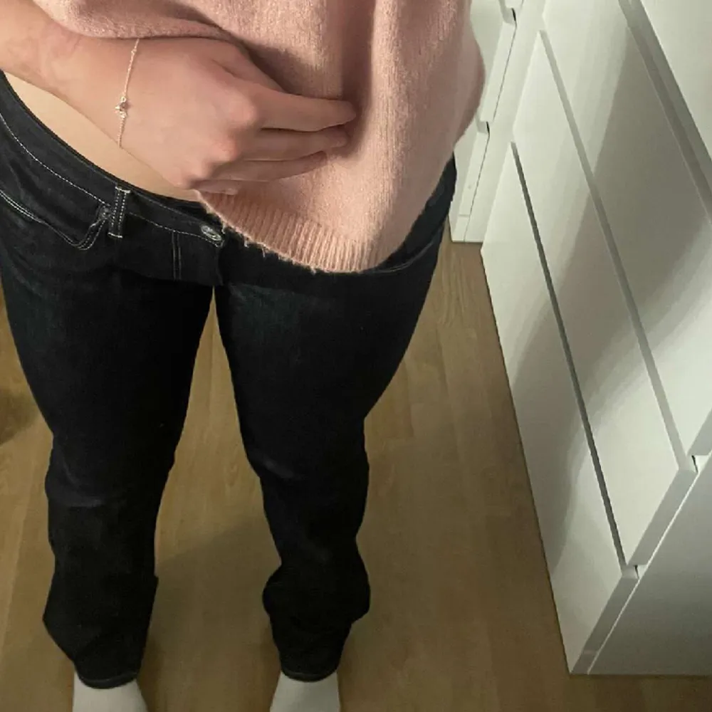 Säljer dessa lågmidjade jeans från g-star raw, då dom tyvärr är för stora för mig. Skriv för fler bilder och detaljer, priset går att diskutera och frakt tillkommer💕💕. Jeans & Byxor.