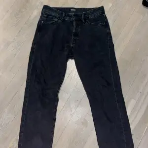 Ett par jack and Jones jeans i en tvättad svart färg. Skick 8/10  Modellen heter loose/chris