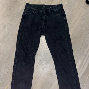 Jack&jones jeans - Ett par jack and Jones jeans i en tvättad svart färg. Skick 8/10  Modellen heter loose/chris